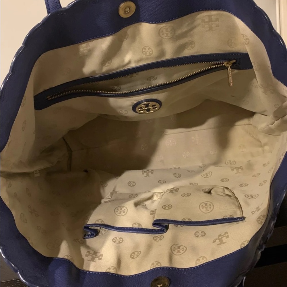 SALE! Tory Burch Kelsey leather Tote - Picture 6 of 8